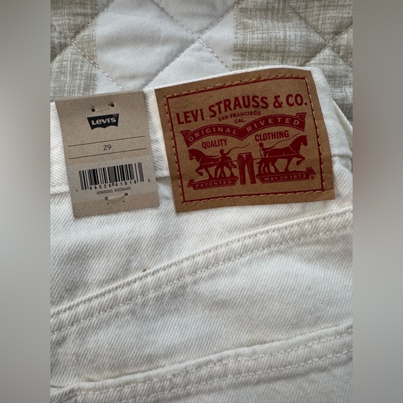 LEVIS HIGH WASTED MOM SHORTS NWT - Picture 5 of 6